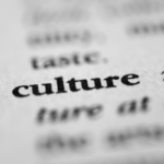 Kultura masowa – wady i zalety: na co należy zwrócić uwagę?